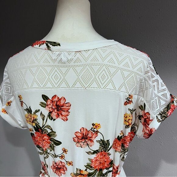 Floral short sleeve v-neck dress with belt - Picture 7 of 13